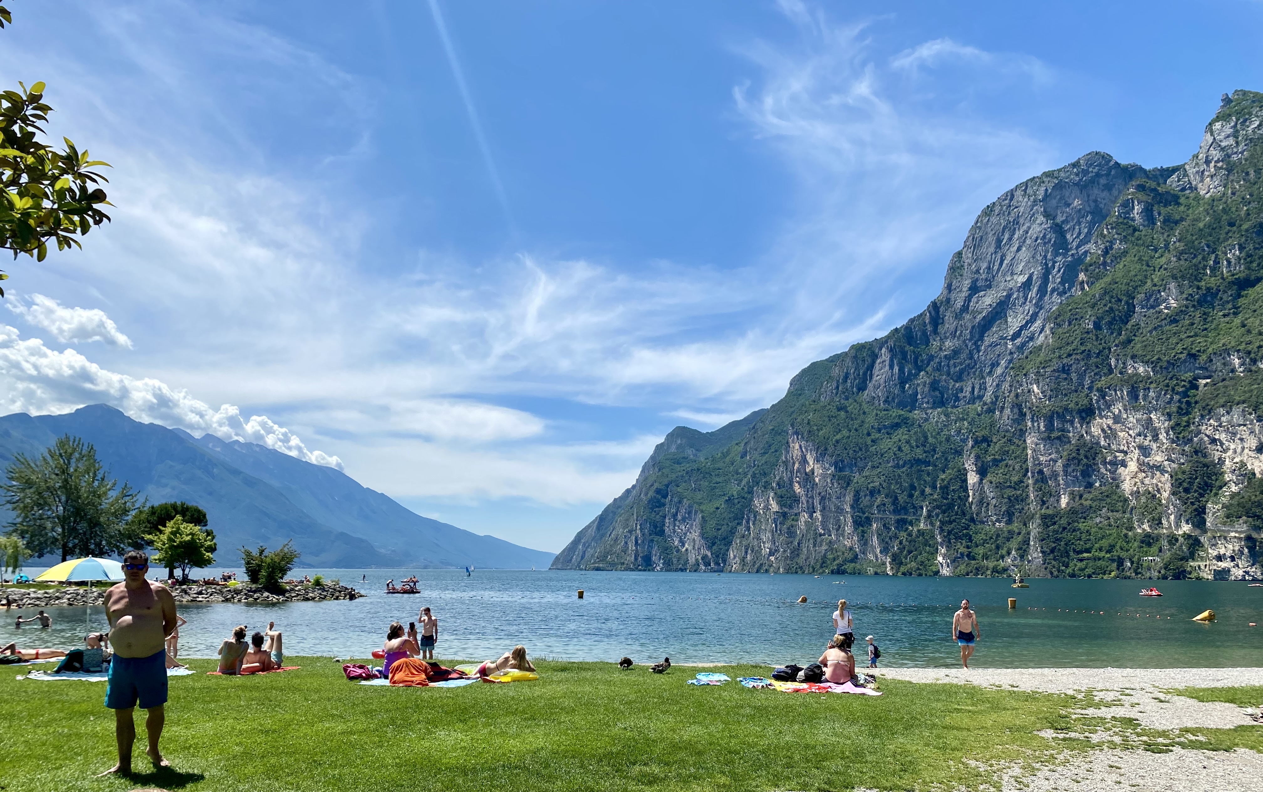 Spiaggia Sabbioni a Riva del Garda con vista sul Lago di Garda